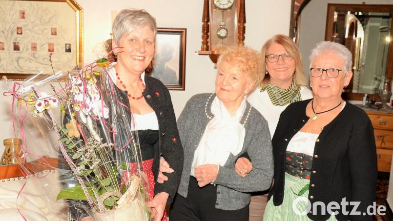 Irmgard Faderl gratuliert der Jubilarin Hildegard Eckert mit Helga Sperber und Ursula Zimmer. Bild: Erwin Kolb