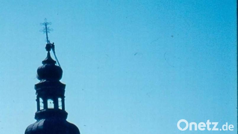 Am 28. Februar 1990 wurde das 1756 angebrachte bewegliche Kreuz von dem über Hirschau wütenden Orkan „Wiebke“ in Mitleidenschaft gezogen und musste daher in einer waghalsigen Aktion repariert werden. Bild: Archiv Sepp Strobl