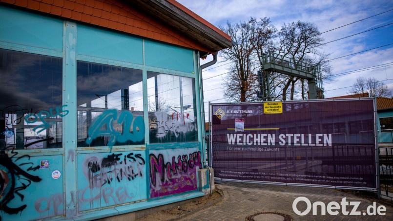 Eine Bahnbaustelle in Karstädt in Brandenburg. Nach Berechnung des Ifo-Instituts floss 2025 ein großer Teil der für Investitionen in die Infrastruktur vorgesehenen Milliardenschulden des Bundes in das Stopfen von Haushaltslöchern. (Archivbild) Bild: Jens Büttner/dpa