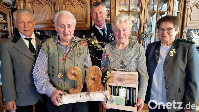 Zum 90. Geburtstag von Erich Mösch (Zweiter von links) gratulierte eine Abordnung der Schützengesellschaft "Heimatfreunde Mooslohe" (von links): Ehrenmitglied Helmut Retzer, Schützenmeister Hans Bergler, Möschs Ehefrau Gretl und Helga Uschold. Bild: kzr