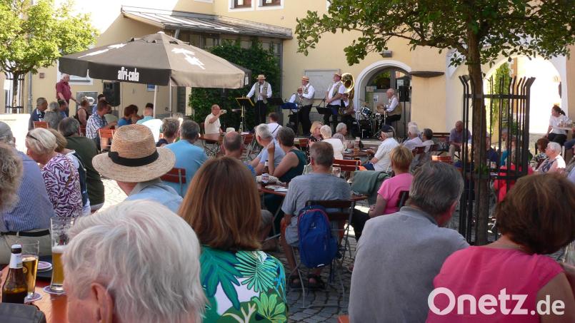 Sehr beliebt sind die Marktplatzkonzerte von LuhKulTour. Heuer wird die 20-köpfige Metro Big Band aus Weiden aufspielen. Archivbild: mh