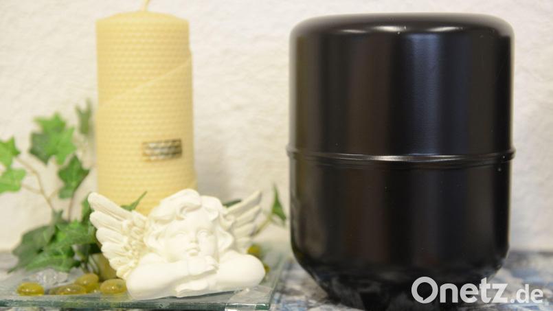 Ein Mann hat für die Rückgabe von mehr als 30 Urnen Lösegeld gefordert. (Symbolbild) Bild: Patrick Seeger/dpa