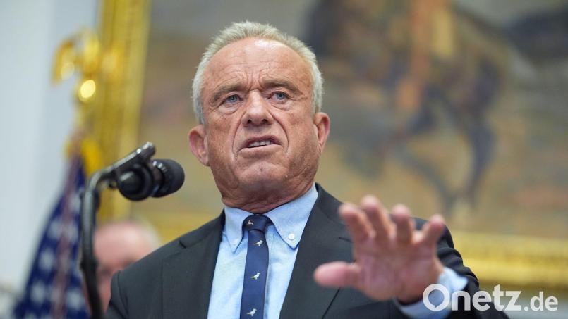 US-Gesundheitsminister Robert F. Kennedy forderte weniger Empfehlungen für Impfungen im Kindesalter – ein Gericht hat den Vorstoß nun gestoppt. (Archivbild) Bild: Evan Vucci/AP/dpa