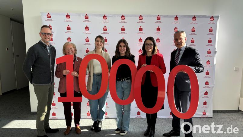 Bei der Spendenübergabe (von links): Vorstandsvorsitzender Thomas Pickel, Marianne Gutwein, Alina Benedikt, Marianna Neugirg, alle SkF e.V., Vorstandsmitglied Sonja Kalb und Stiftungsexperte Edgar Rauch. Bild: Kathrin Schmidt