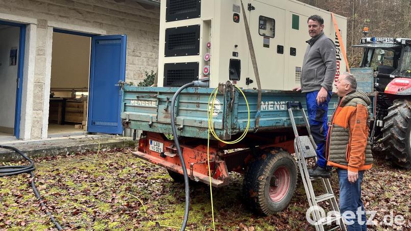 Probebetrieb mit dem Notstromaggregat am Beselberg. Wasserwart Michael Hauenstein (l.) und Verbandsrat Gerhard Pirner (r.) beaufsichtigen die Aktion. Bild: Zweckverband Bachetsfeld