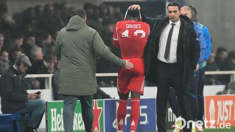 Atalanta-Trainer Raffaele Palladino (r) tröstet beim Hinspiel in Bergamo den verletzt ausgewechselten Bayern-Profi Alphonso Davies. (Archivbild) Bild: Luca Bruno/AP/dpa