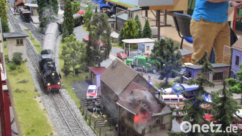 Der Personenzug nähert sich dem brennenden Haus. Bild: knh