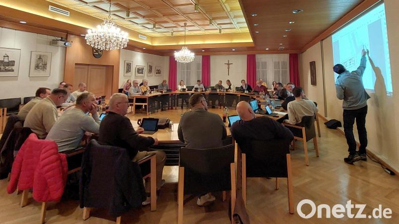 Landschaftsarchitekt Christopher Trepesch (rechts) stellte dem Stadtrat eine Parkplatzvariante zwischen Friedhof und Kindergarten vor. Bild: mfh