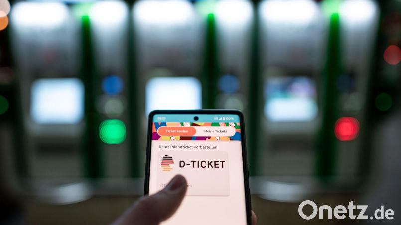Mehr als 14 Millionen Menschen nutzen das Deutschlandticket derzeit. (Symbolbild) Bild: Fabian Strauch/dpa