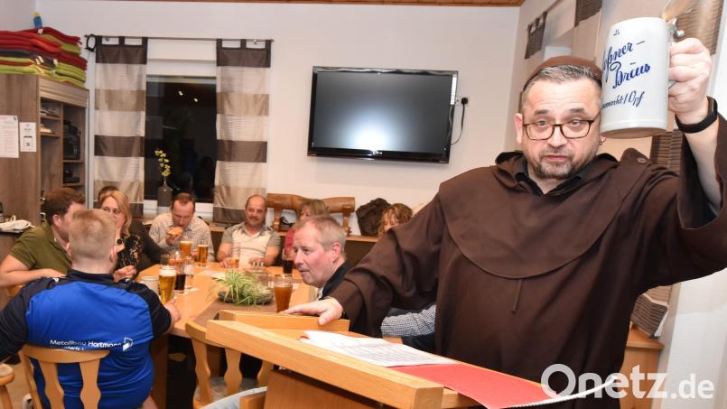 Starkbierredner Bruder Barnabas prostet mit seinem Krug den Zuhörern zu. Bild: Norbert Weis