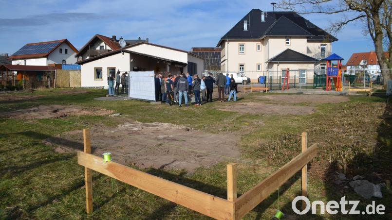 Das Neubaugelände schließt sich an die Kindertagesstätte und das Feuerwehrhaus an. Zum Spatenstich waren auch die Anwohner eingeladen. Bild: ak
