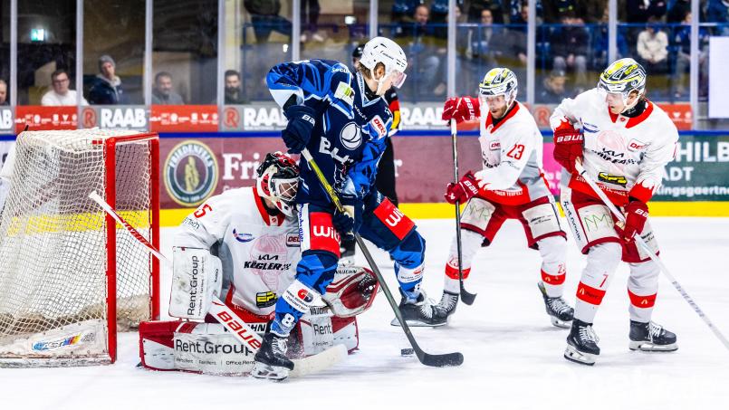 Der Bad Nauheimer Goalie Jerry Kuhn (links) stellt die Blue Devils Weiden in der Play-down-Serie bislang vor große Probleme. Mittlerweile steht es 2:0 für die Hessen – war es das für die Weidener? Bild: Tobias Neubert