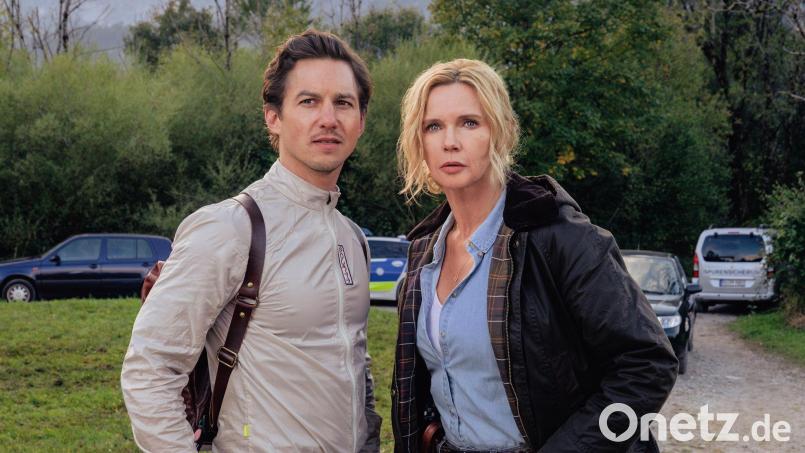 Birgit Reincke (Veronica Ferres) und Jonas Becker (Tim Oliver Schultz) ermitteln in „Tiefe Schluchten“, dem dritten Fall der RTL-Reihe „Alpentod – Ein Bergland-Krimi“. Bild: Stefanie Leo/RTL/dpa