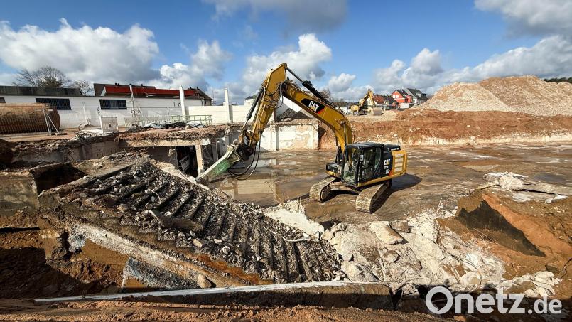 Vom Real-Markt in der Neustädter Straße ist nicht mehr viel übrig. Einige Bauschuttberge warten noch auf ihre fachgerechte Entsorgung. Die Brache im Norden der Stadt wird nicht lange bestehen. Die Rewe-Group will auf dem Grundstück einen neuen Supermarkt errichten. Bild: Gabi Schönberger