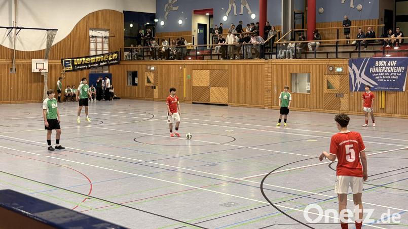 Noah Keller beim Anstoß. Der Illschwanger spielt beim 1. FC Nürnberg und ist Jugendnationalspieler. Bild: Lukas Büchold