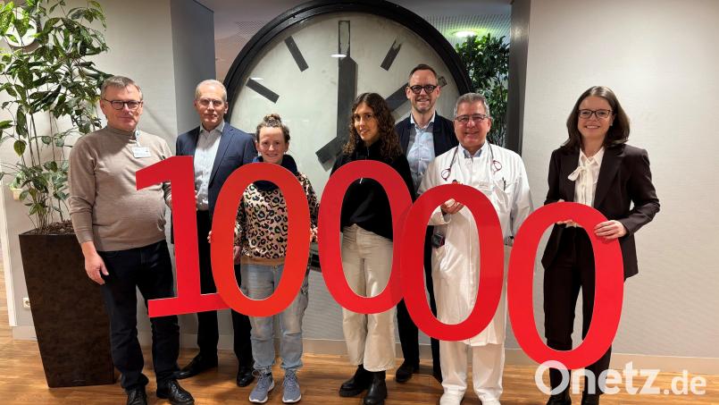 Gemeinsam über die Spende freuen sich Klinikumsleitung Manfred Wendl (von links), Stiftungsexperte Edgar Rauch, Psychologin Stefanie Ochsenkühn, Lisa Lukas vom Sozialdienst, Vorstandsvorsitzender Thomas Pickel, Chefarzt Dr. Andreas Fiedler und Vorstandsmitglied Sonja Kalb. Bild: Kathrin Schmidt/Sparkasse Amberg-Sulzbach