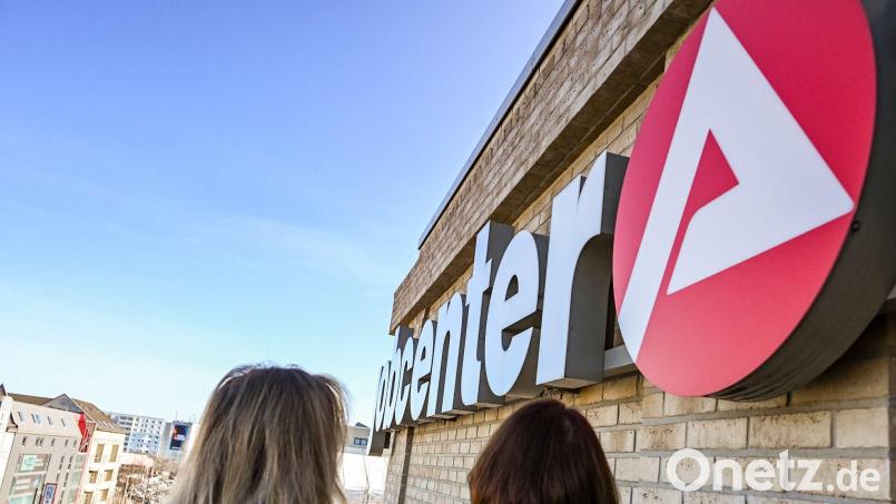 So bewerten Langzeitarbeitslose nach einer Studie ihre Besuche im Jobcenter. (Archivbild) Bild: Jens Kalaene/dpa