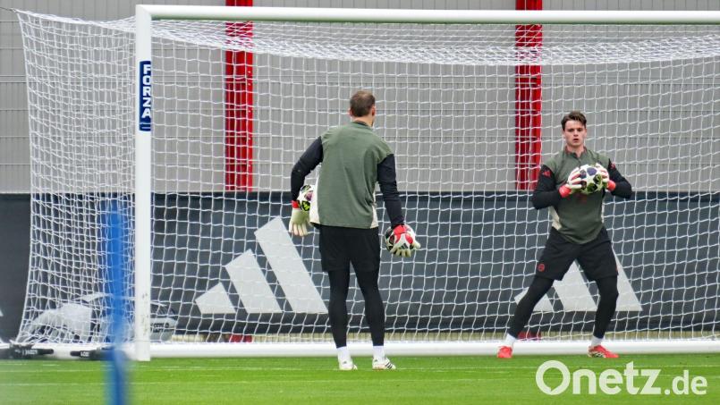 Jonas Urbig beim Abschlusstraining in Aktion, links Manuel Neuer. Bild: Malin Wunderlich/dpa
