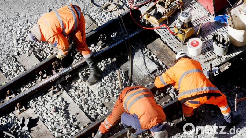 Auf der Bahnstrecke zwischen Windischeschenbach und Neustadt/WN müssen derzeit Schwellen ausgetauscht werden. Dadurch kann es zu Zugausfällen, Behinderungen und Schienenersatzverkehr kommen. Symbolbild: Roland Weihrauch/dpa