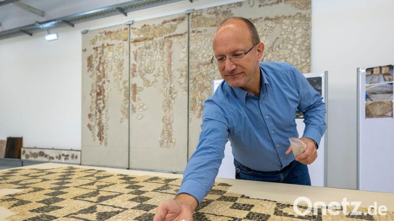 Immer wieder werden in Augsburg achäologische Schätze aus der Römerzeit entdeckt. Sie sollen, wie dieses Mosaik, im neuen Römermuseum eine neue Heimat finden. (Archivbild) Bild: Stefan Puchner/dpa