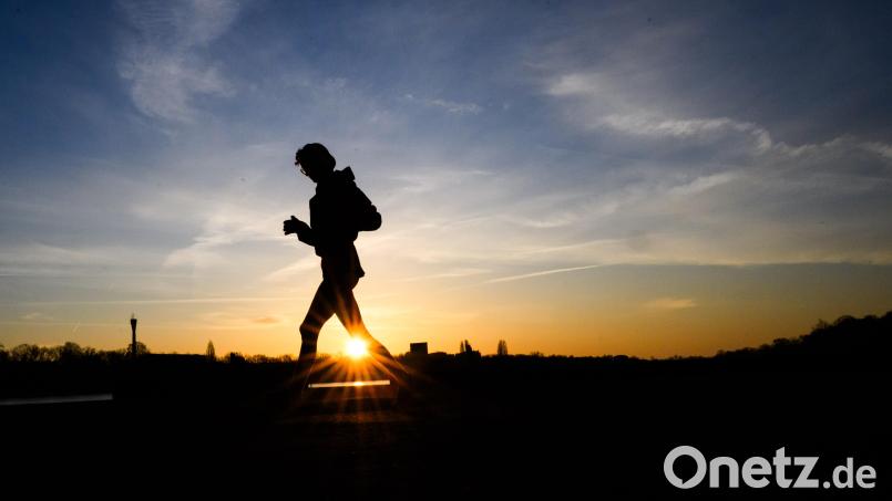 Die Polizei in Forchheim hat einen 18-Jährigen gefasst, der illegal Frauen beim Joggen gefilmt haben soll. Symbolbild Julian Stratenschulte
