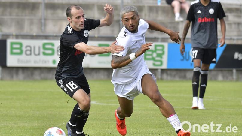 Arlind Morina (links, hier in einem Spiel gegen die DJK Gebenbach) verlässt nach der Saison den SV Fortuna Regensburg und schließt sich dem ASV Burglengenfeld an. Archivbild: Hubert Ziegler