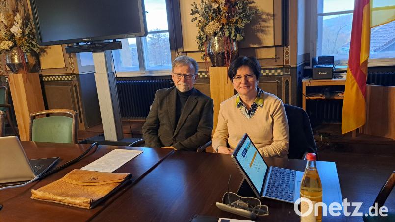 Richard Wagner berichtete in der Gesundheitsausschuss-Sitzung in Neunburg vorm Wald über das Gesundheitszentrum Ostoberpfalz. Renate Woschèe ist seine Nachfolgerin als ärztliche Leiterin. Bild: wel