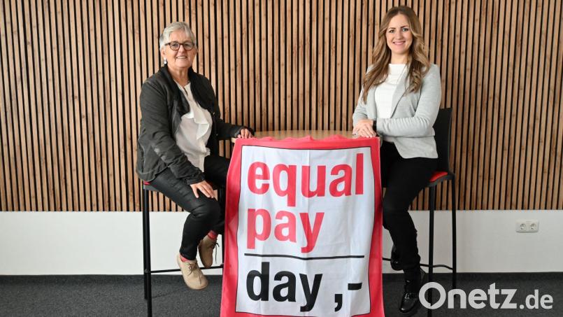 Zusammen machen sich Gleichstellungsbeauftragte Helga Forster (links) und ihre Kollegin Christina Süß von der Agentur für Arbeit in Schwandorf für Chancengleichheit stark – beispielsweise indem sie auf die Lohnunterschiede zwischen Mann und Frau hinweisen. Bild: Eva Plößner