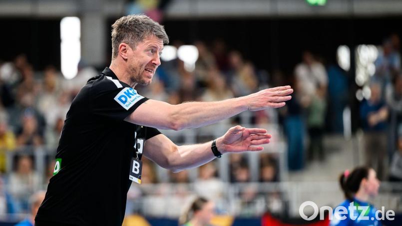 Mischt seinen Kader für die letzten beiden EM-Qualifikationsspiele durch: Frauenhandball-Bundestrainer Markus Gaugisch (Archivbild). Bild: Marco Wolf/dpa