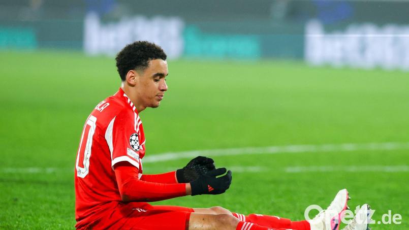 Jamal Musiala sitzt in Bergamo am Boden. Der Nationalspieler hat wieder Probleme am operierten linken Bein. (Archivbild) Bild: Jan Woitas/dpa