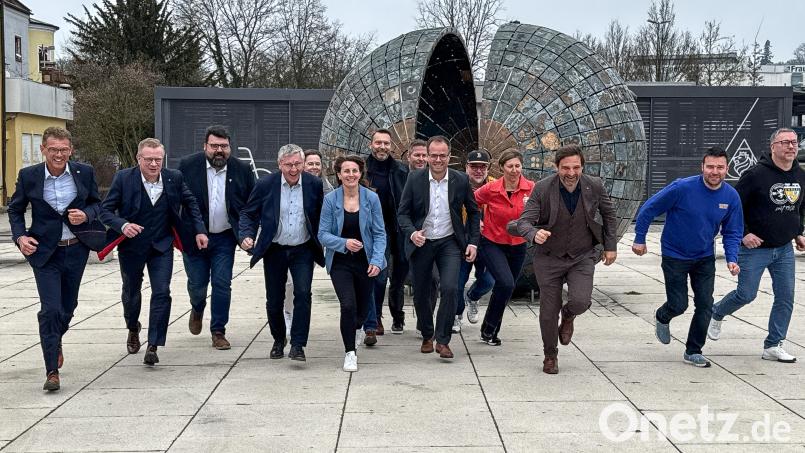 Die Offiziellen gehen mit gutem Vorbild voran: Sie starten durch, um für den Firmenlauf Amberg-Sulzbach zu werben. Mit dabei unter anderem: Viola Vogelsang-Reichl (Vierte von rechts; Oberpfalz Medien), Franz Badura (Vierter von links; Ambergs 3. Bürgermeister) sowie Stefan Frank (Dritter von links; Bürgermeister Sulzbach-Rosenberg). Bild: Stephan Huber