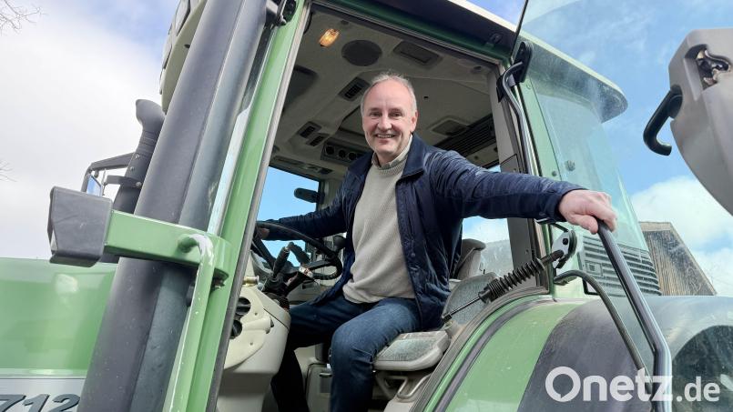 Georg Bocka aus Waldthurn sitzt bald nicht nur auf dem Traktor. Der neu gewählte Bürgermeister wird am 4. Mai an seinem Schreibtisch im Rathaus Platz nehmen. Bild: Gabi Schönberger