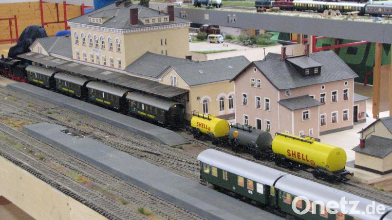 Im Bahnhof von Wiesau steht der „Steinwald-Express“. Bild: knh