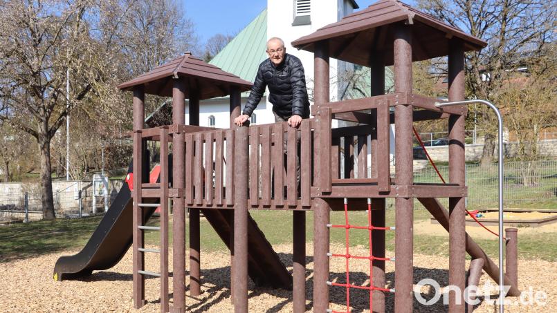Bürgermeister Erwin Geitner freut sich über den neuen Spielturm: "Der Markt Rieden wird zeitnah auch in weitere Erneuerungen von Spielplätzen im Gemeindegebiet investieren." Bild: mrr