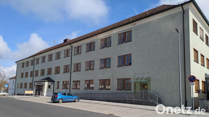 Die Generalsanierung der Markgraf-Diepold-Grundschule in Waldsassen wird die Stadt Waldsassen in den nächsten Jahren finanziell herausfordern. Schätzungen gehen von Gesamtkosten in Höhe von 20 Millionen Euro aus. 2026 sind im Haushalt für die vorbereitende Maßnahmen 850.000 Euro eingeplant. Bild: Paul Zrenner