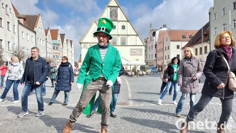 Die Weiden City Line Dancer am St. Patricks Day beim Flashmob vor dem Alten Rathaus. Bild: Kunz