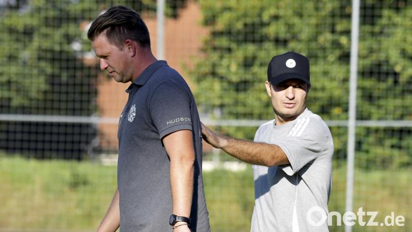 Arber Morina (rechts/hier mit dem ehemaligen Coach der DJK Gebenbach, Kai Hempel) bleibt auch in der kommenden Saison Trainer bei Fortuna Regensburg. Archivbild: Hubert Ziegler