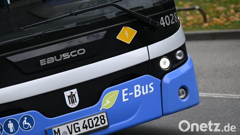 Die SPD im Landtag will den Kommunen den Kauf von E-Autos erleichtern - dazu fordert sie einen Fördertopf des Freistaates von 500 Millionen Euro. (Illustration) Bild: Angelika Warmuth/dpa