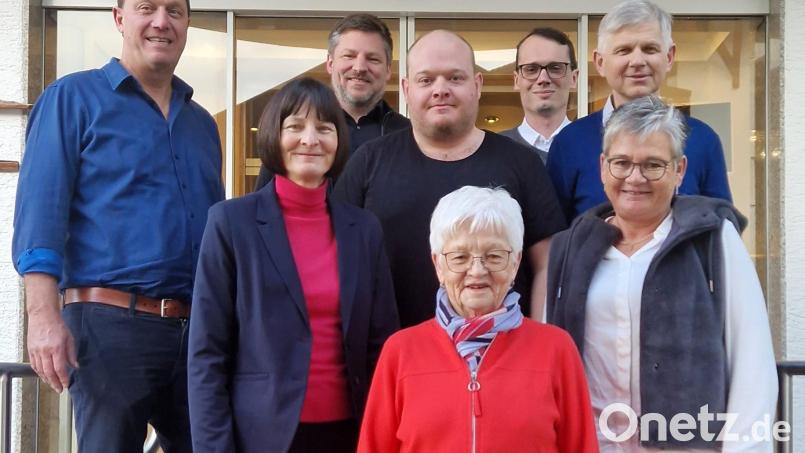 Anne Nißl (vorne Mitte) feiert mit ihrer Familie und separat mit Vereinsfreunden ihren halbrunden Geburtstag. Auch Pfarrer Maximilian Moosbauer und Bürgermeister Peter Neumeier gratulierten herzlich. Bild: mab