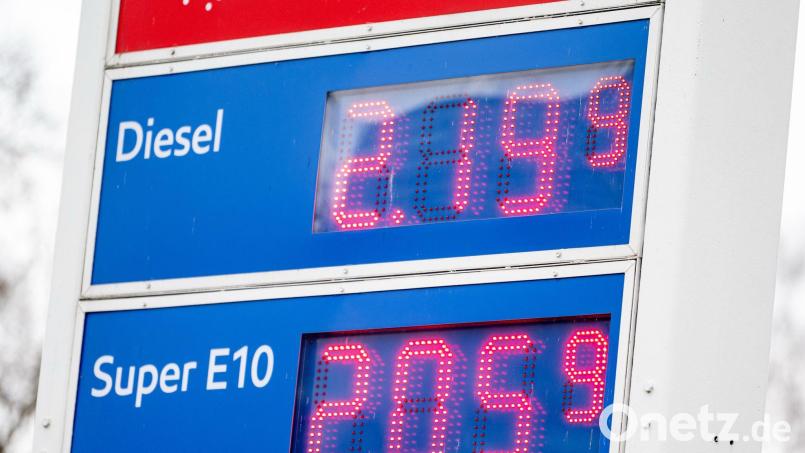 Der Liter Diesel kostet derzeit an der Tankstelle über 2 Euro. (Symbolbild) Bild: Fabian Sommer/dpa