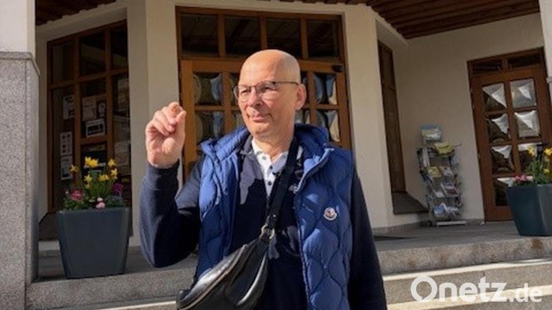 Der glückliche Berliner präsentiert seinen Ehering vorm Rathaus Oberviechtach. Er will wiederkommen. Bild: Jochen Sandfort