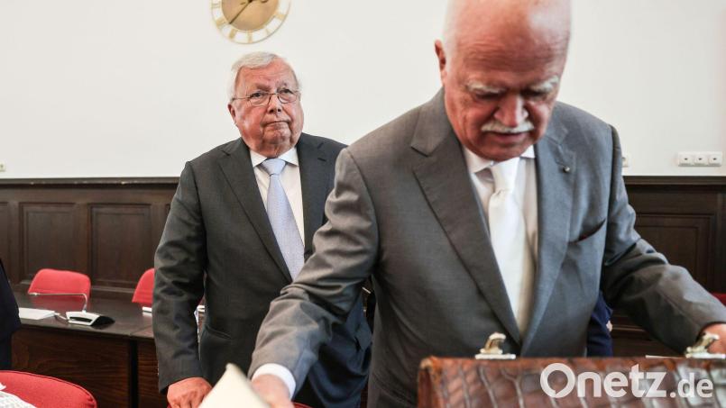 Sein letzter Auftritt im Gerichtssaal: Christian Olearius (links) im Bonner Landgericht im Juni 2024. Im Vordergrund sein Verteidiger, der frühere CSU-Bundestagsabgeordnete Peter Gauweiler. Bild: Oliver Berg/dpa