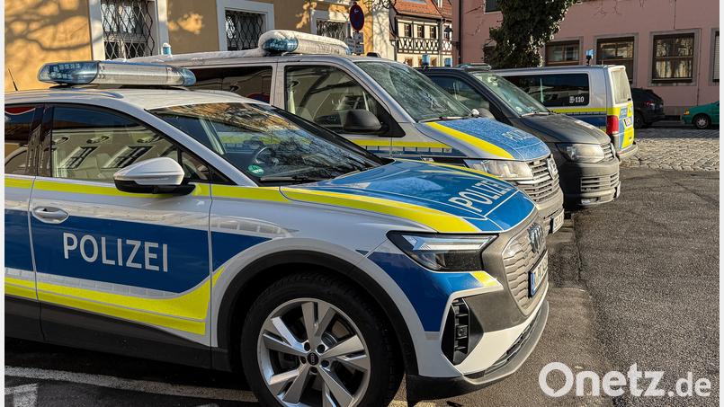 An jedem Prozesstag ist vor dem Landgericht Amberg ein großes Aufgebot an Polizeiautos zu sehen. Bild: Stephan Huber