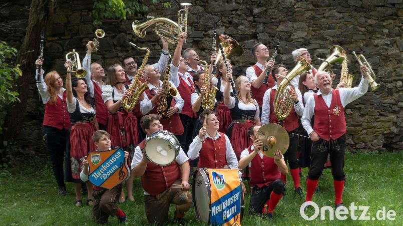 Die Blaskapelle Neuhauser Boum spielt ihr traditionelles Frühjahrskonzert in der Mehrzweckhalle in Windischeschenbach. Bild: Fabian Zetzl/exb