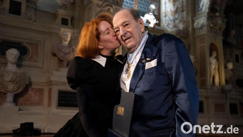 Siegel und seine Frau Laura bei einer Ordensverleihung. (Archivfoto) Bild: Peter Kneffel/dpa