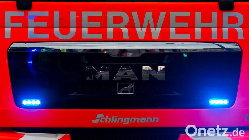 Ein Lastwagen stand in Vollbrand. Symbolbild: Mohssen Assanimoghaddam/dpa