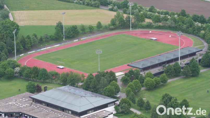 Das Schwandorfer Sepp-Simon-Stadion ist in die Jahre gekommen und muss dringend saniert werden. Bild: Hirsch