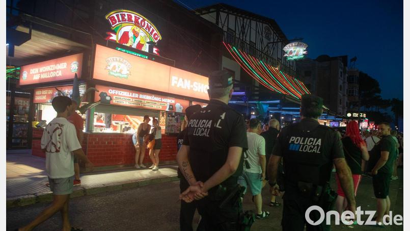 Ein deutscher Tourist ist auf Mallorca von zwei ebenfalls deutschen Angreifern bei einem Raubüberfall mit einem Messer verletzt worden. (Archivbild) Bild: Clara Margais/dpa