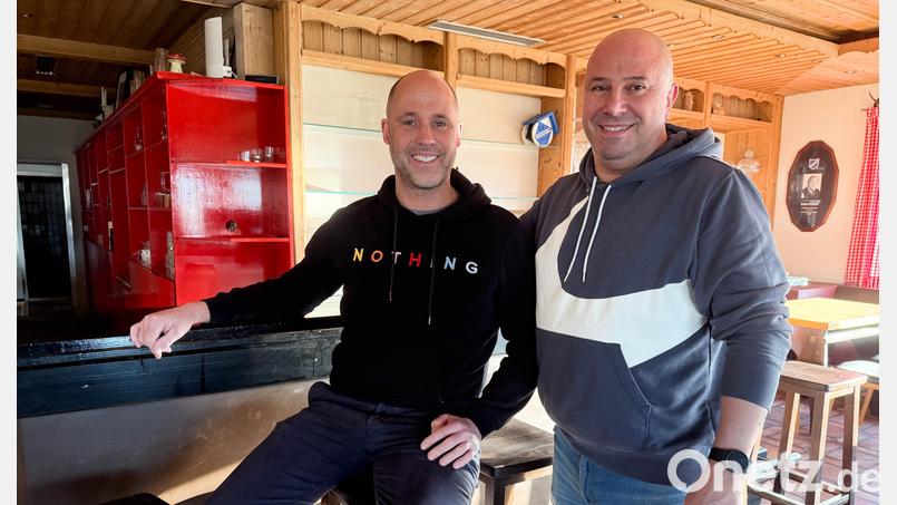 Massimo Erodiani (rechts) wird ab Ende April die Sportgaststätte des SV Altenstadt bewirtschaften. Vorsitzender Jens Simon (links) freut sich, dass der Verein nach so langer Zeit endlich ein Pächter gefunden hat. Bild: Gabi Schönberger