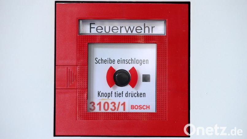 In Amberg hat ein Betrunkener in einem Hotel zwei Feuermelder ausgelöst. Es gab einen Großeinsatz. Symbolbild: Martin Schutt/dpa